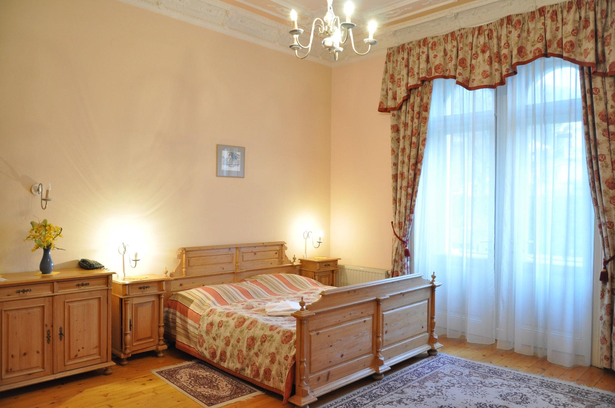 Hotel Heluan à Karlovy Vary Extérieur photo